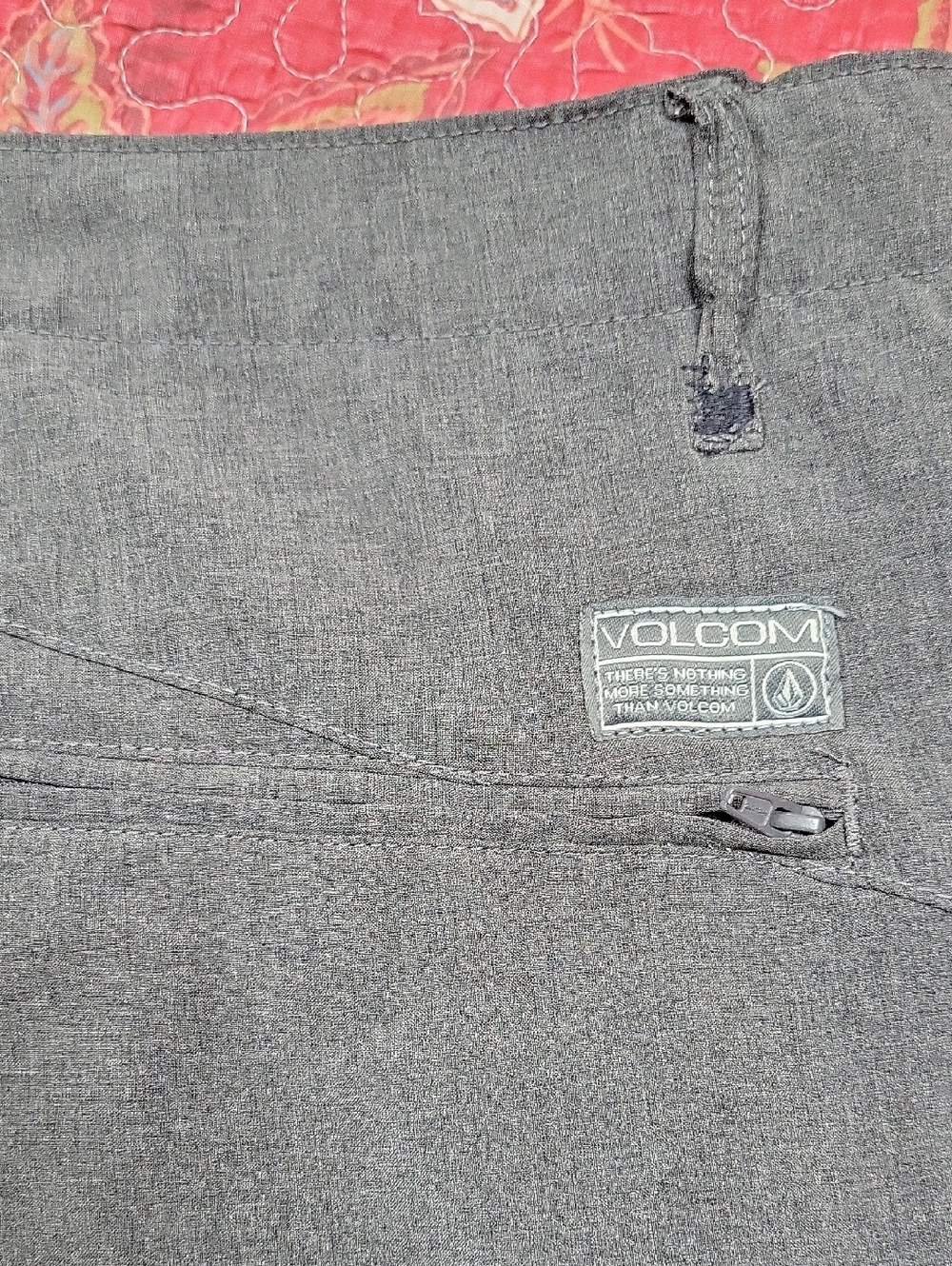 VGUC- Volcom ‘Surf & Turf’ Flat Front 4 Way Stretch Shorts - Picture 9 of 10